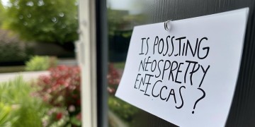 物业门口贴单子违法吗？