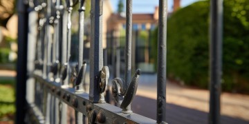 物业有权利焊铁门吗？