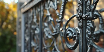 自家阳台护栏物业会维修吗？