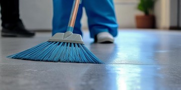 小区物业清洁工拖地累吗？
